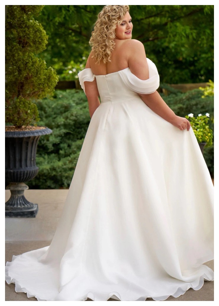 Michelle Bridal Style #MB2506 Default Thumbnail Image